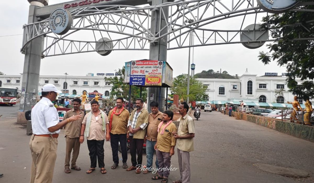 యూనిఫాం, మర్యాదపూర్వక ప్రవర్తన తప్పనిసరి