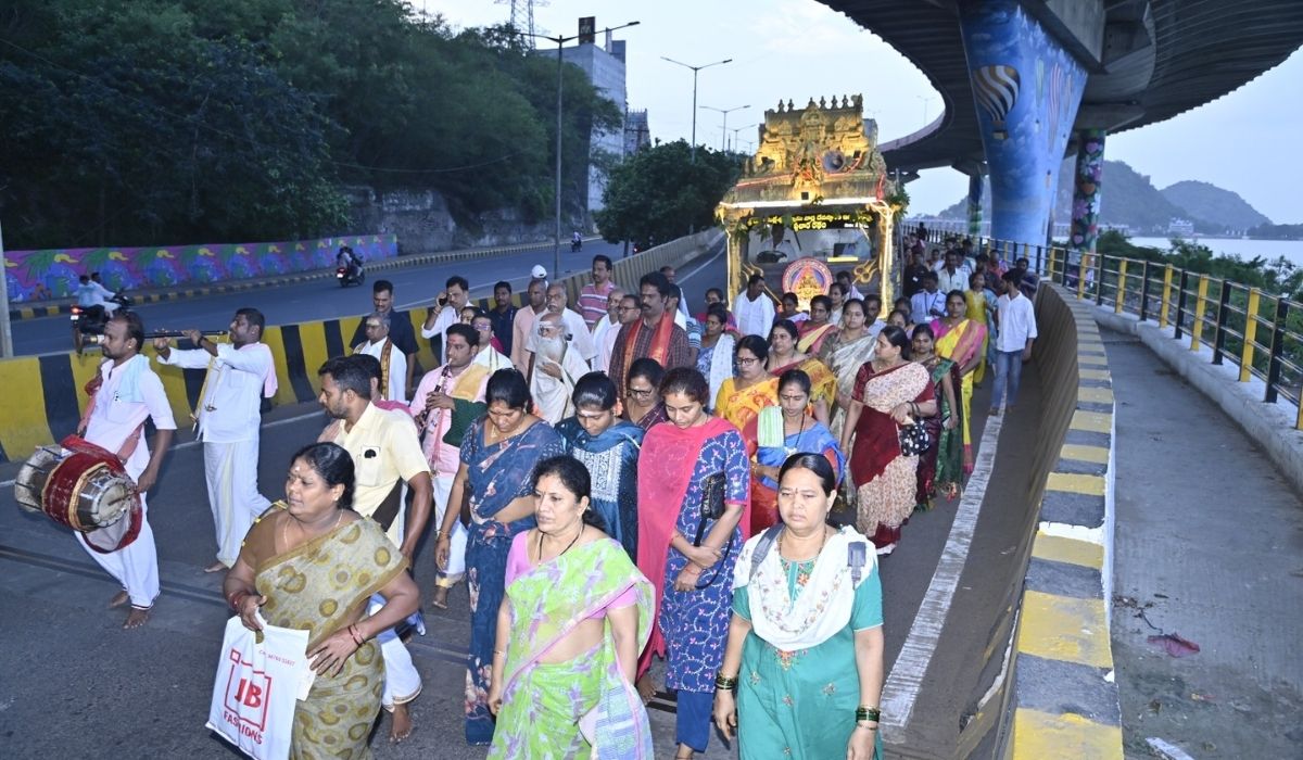శ్రావణ పౌర్ణమి వేళ ఇంద్రకీలాద్రి గిరి ప్రదక్షిణ 