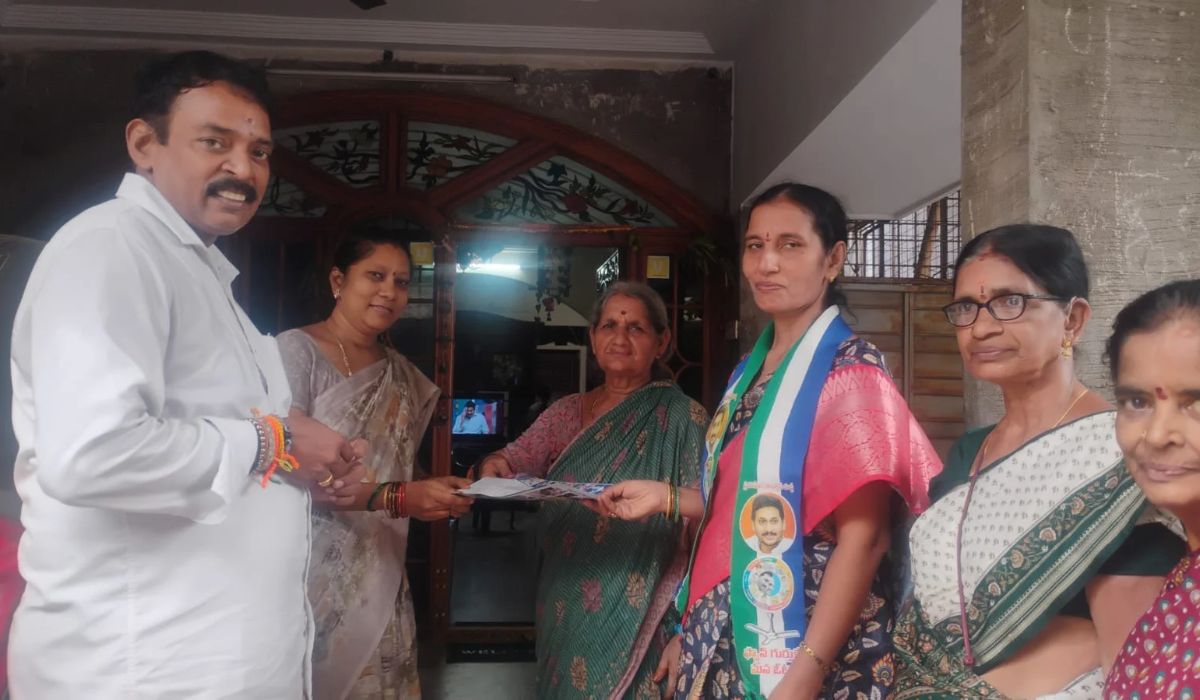 71వ డివిజన్ అభివృద్ధే లక్ష్యంగా ముందుకు సాగుతా పద్మజ వల్లూరి శర్వాణి