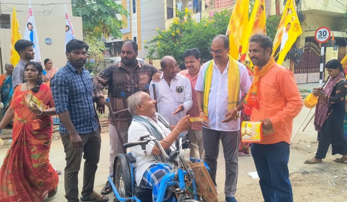 ప్రజల సమస్యలు తెలుసుకుంటూ – అభివృద్ధికి కృషి చేస్తానని భరోసా